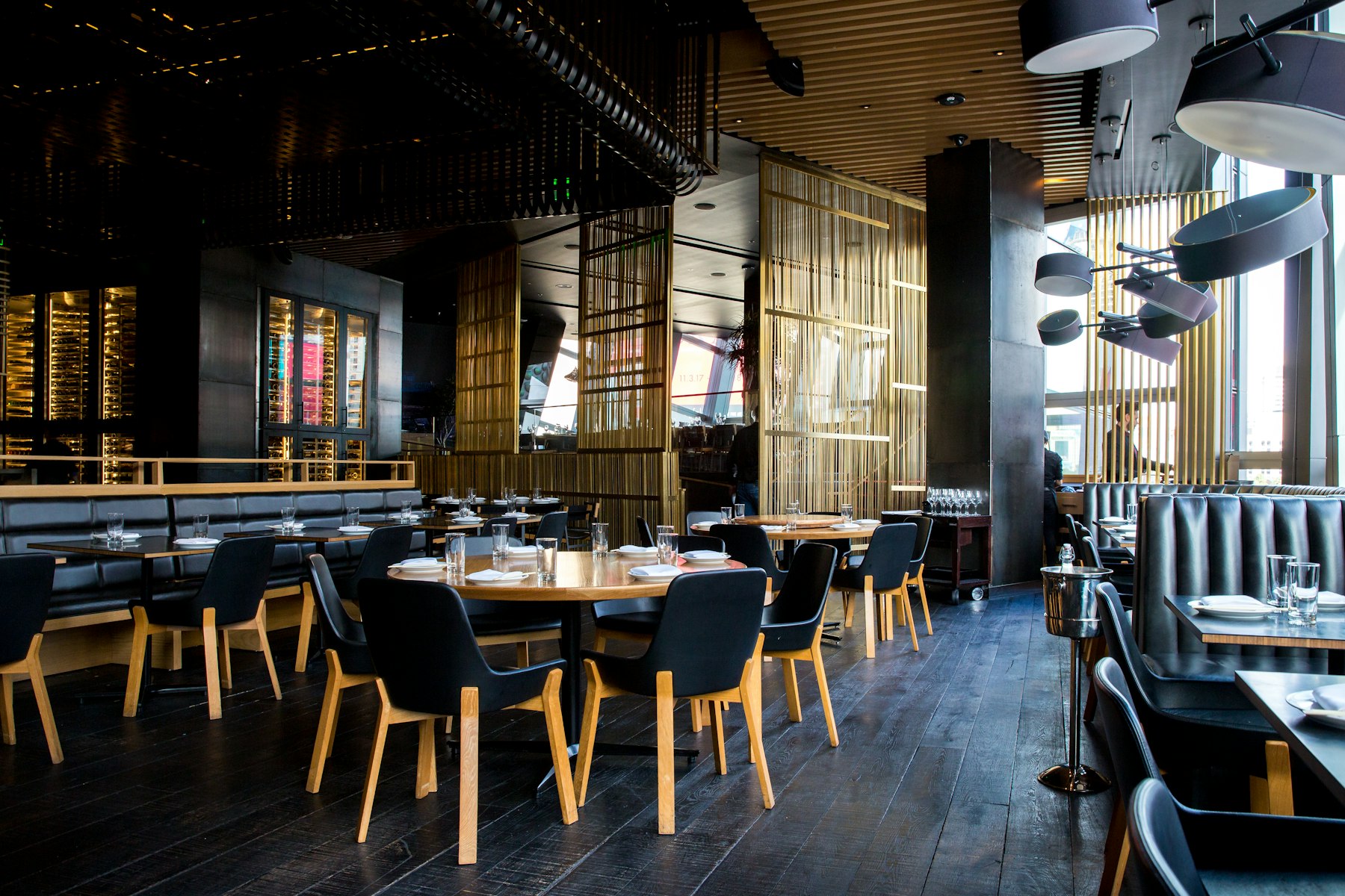 La salle du restaurant GMangé, bois clair et banquettes sombres