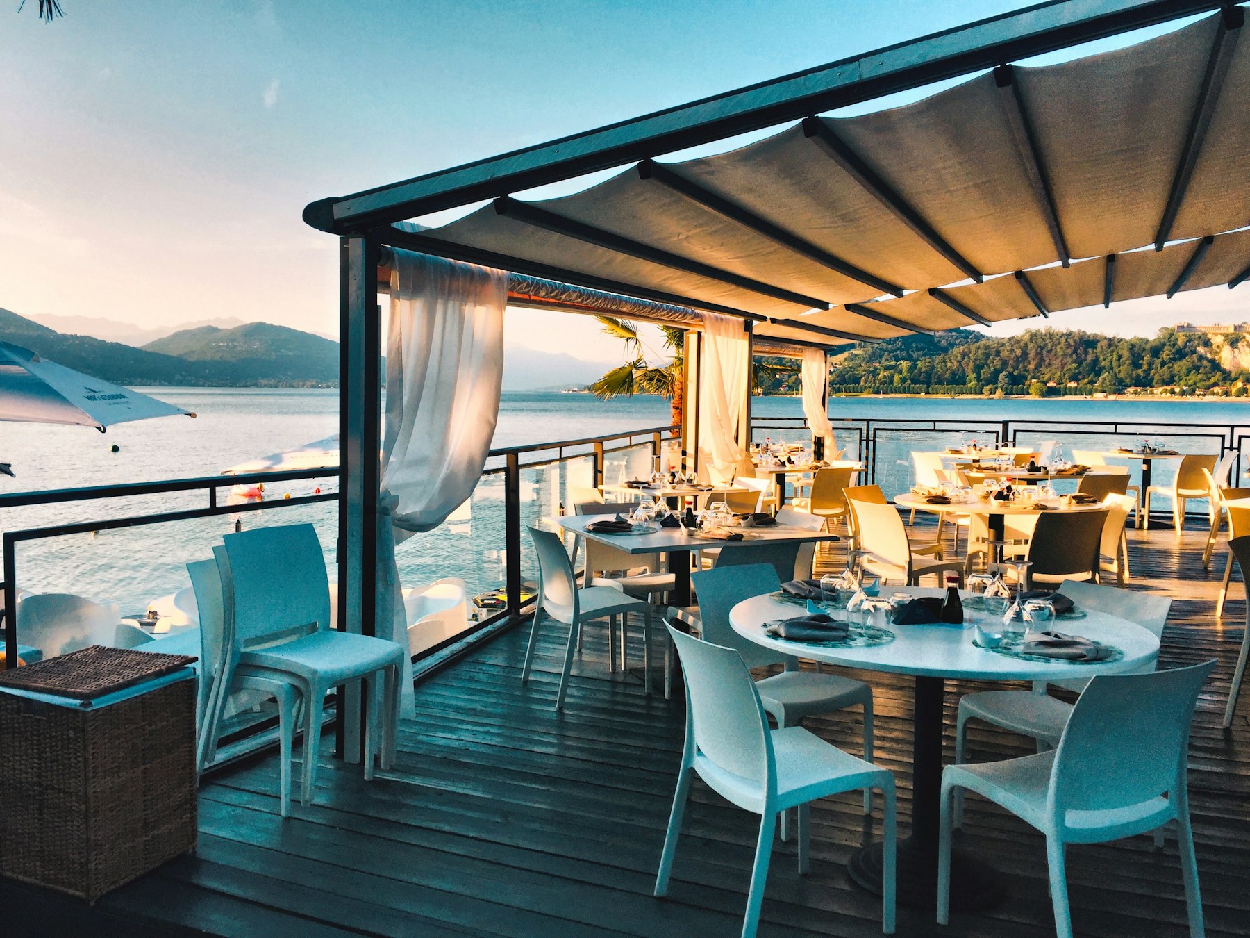 La terrasse de GMangé au coucher du soleil, face au lac Léman